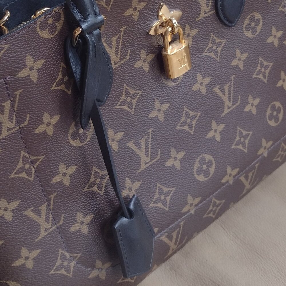 Authentic RARE & Retired Louis Vuitton Noir Flower Shoulder Bag🖤🤎 - Picture 3 of 16